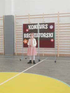 Uczeń recytuje wiersz podczas konkursu recytatorskiego