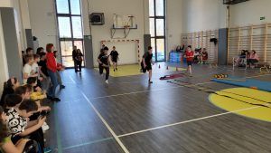 zdjęcie przedstawia sztafetę uczniów