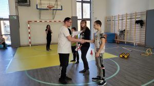 dyrektor szkoły wręcza przedstawicielom klas dyplomy