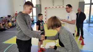 dyrektor i nauczycielka wręczają nagrody zwycięzcom