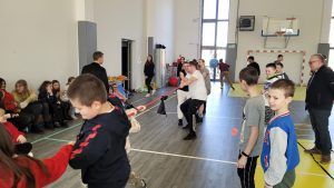 drużyny przeciągają linę