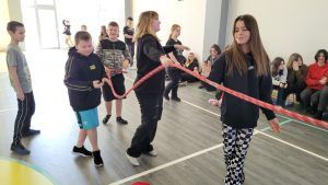 drużyna przygotowująca się do przeciągania liny