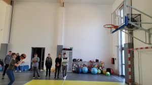 uczeń przygotowujący się do rzutu do kosza