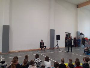 gość spotkania muzycznego prezentuje swój repertuar