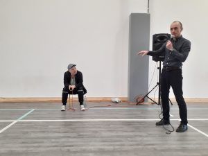 prowadzący spotkanie muzyczne przedstawia wykonawcę beatboxu