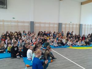 na zdjęciu ogromna grupa dzieci słuchających koncertu w wykonaniu gościa