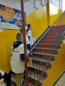 Wolontariusze niosący przekazane dary