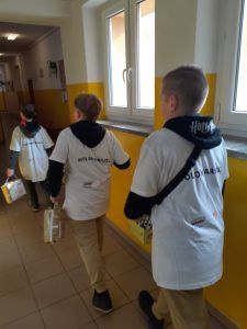 Wolontariusze niosący przekazane dary