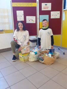 wolontariusze ze zgromadzonymi darami gotowymi do przekazania rodzinom