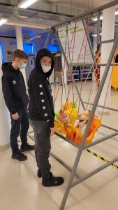 uczniowie przy stanowiskach z wahadłami