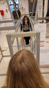 uczniowie przy stanowiskach z wahadłami