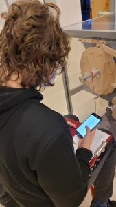 uczeń biorący udział w grze terenowej