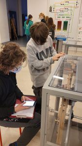 uczniowie przy stanowiskach z wahadłami