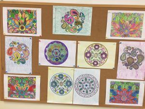 na zdjęciu widać kolorowe mandale