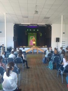 na zdjęciu uczennica recytuje wiersz na scenie