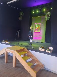 na zdjęciu uczennica recytuje wiersz na scenie