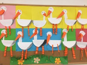 na zdjęciu widać bociany wykonane z kolorowych kartek