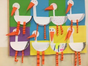 na zdjęciu widać bociany wykonane z kolorowych kartek