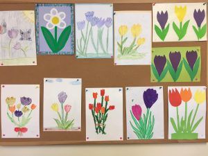na zdjęciu widać prace plastyczne o tematyce kwiatowej