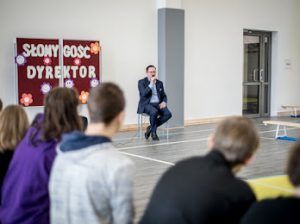 zdjęcie przedstawia grupę uczniów i dyrektora szkoły w trakcie wywiadu