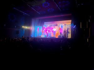 aktorzy stoją na scenie