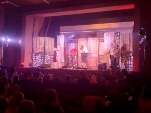 aktorzy stoją na scenie