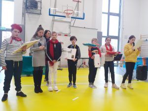 grupa uczniów prezentująca Francję