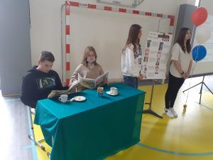 czworo uczniów prezentujących Wielką Brytanię