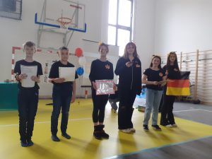 grupa uczniów prezentująca Niemcy