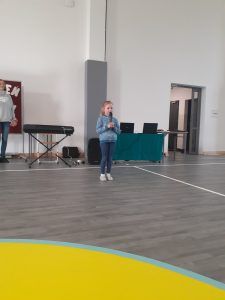 przedszkolak recytujący wiersz