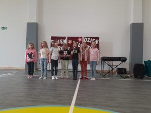 grupa uczennic śpiewająca piosenkę