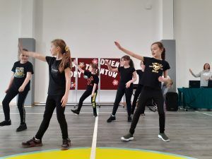 dziewczyny w czarnych strojach tańczące hip-hop