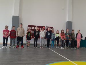 uczniowie klasy trzeciej śpiewają piosenkę