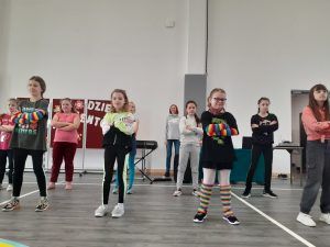 uczennice tańczą taniec nowoczesny