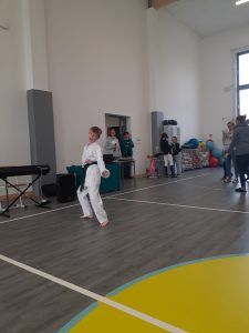 uczeń w popisie karate