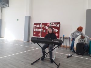 uczennica grająca na keybordzie
