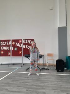 uczennica śpiewająca solo