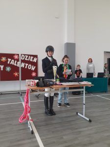 uczennica opowiada o swej pasji do jazdy konnej