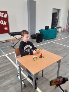 uczeń układający kostkę Rubika