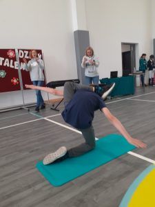 uczeń potrafiący wyginać ciało