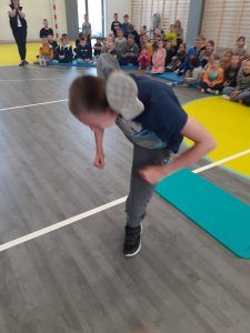 uczeń potrafiący wyginać ciało