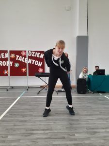 uczennica w tańcu
