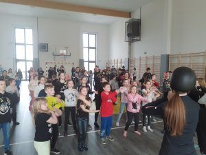 grupa uczniów w tańcu macarena