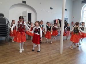 na zdjęciu grupa taneczna w tańcu ludowym