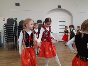 na zdjęciu grupa taneczna w tańcu ludowym