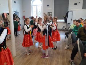 na zdjęciu grupa taneczna w tańcu ludowym