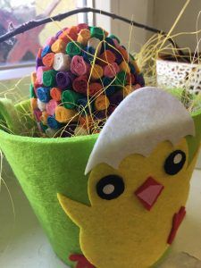 na zdjęciu widać prace o tematyce wielkanocnej