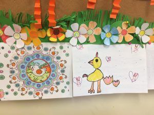 na zdjęciu widać prace o tematyce wielkanocnej