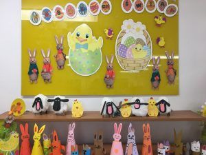 na zdjęciu widać prace o tematyce wielkanocnej