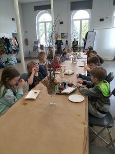 na zdjęciu widać dzieci przy stołach